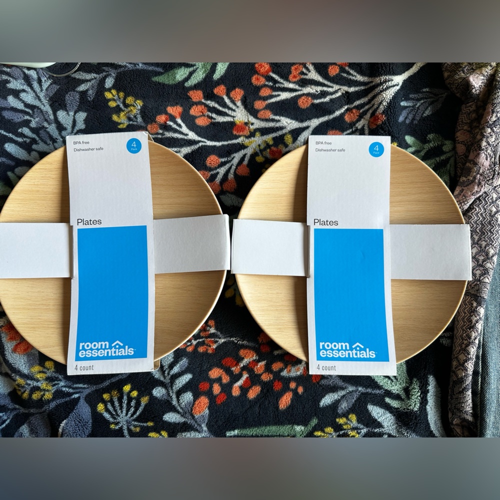 🪵 Room Essentials Faux Wood Plate Set – 8 Plates Total